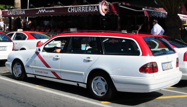 Taxistaking laat duizenden toeristen stranden op de Canarische Eilanden