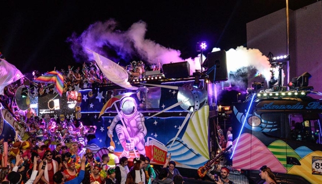 100 praalwagens klaar voor de Grote Optocht van het Internationale Carnaval van Maspalomas