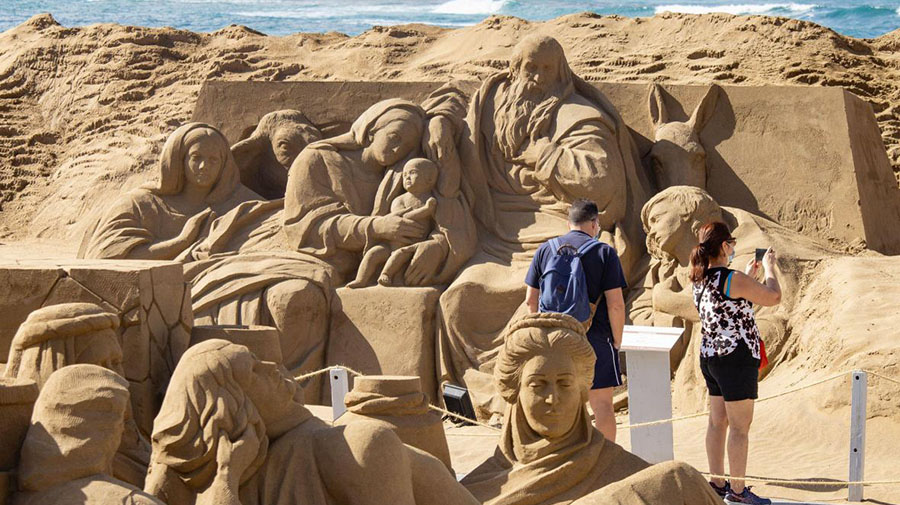 Let op: de zandkerststal bij Las Canteras gaat later van start!